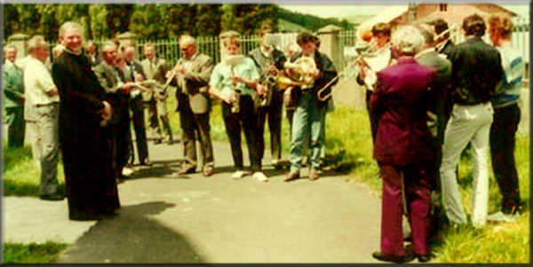 1993 Ks. Stanisław Stęchły, doposaża orki